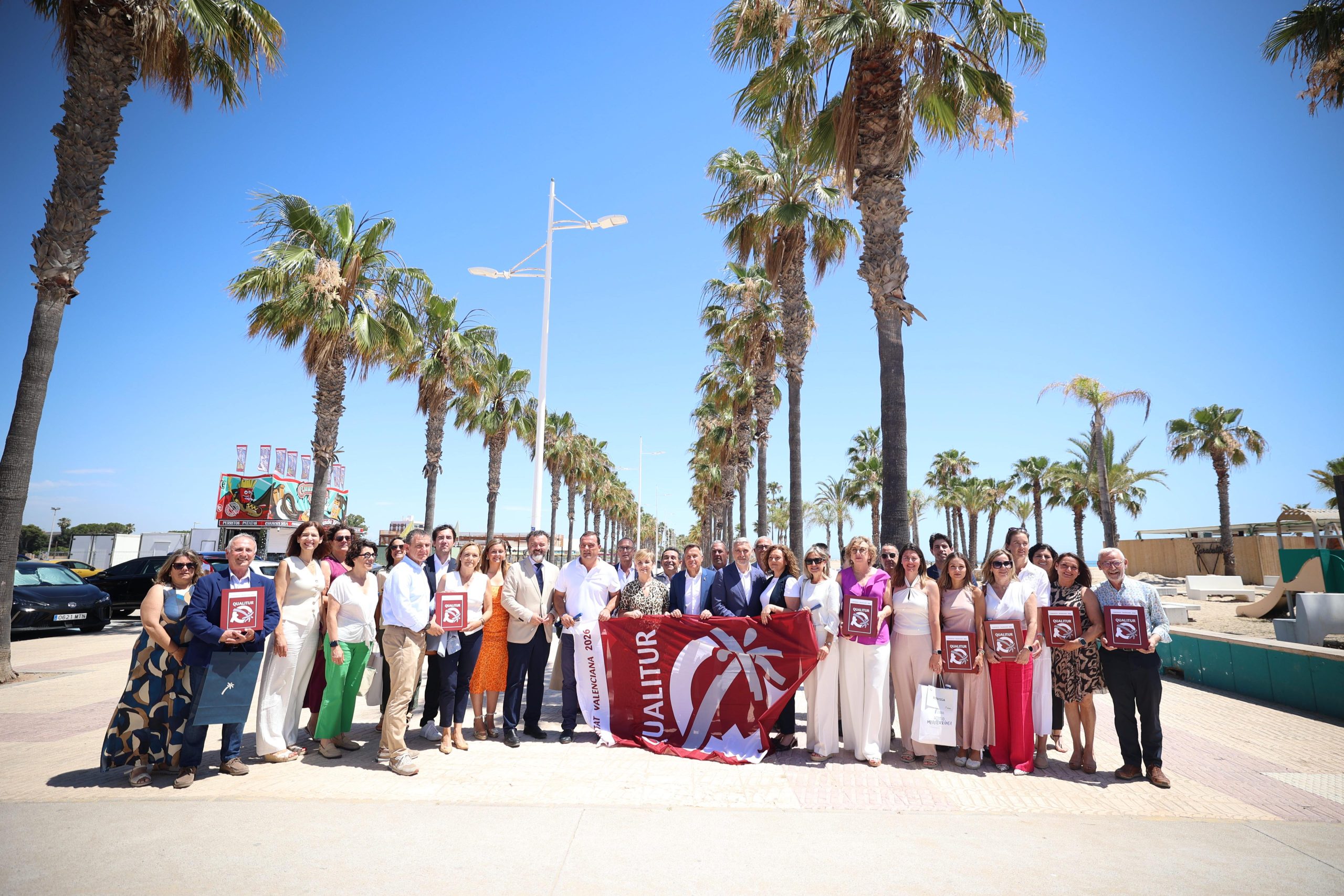 Imagen de todos los participantes en el acto de entrega de Banderas Qualitur, Burriana